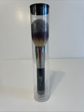 #8 IT Cosmetics Heavenly Luxe Wand Ball Powder Brush